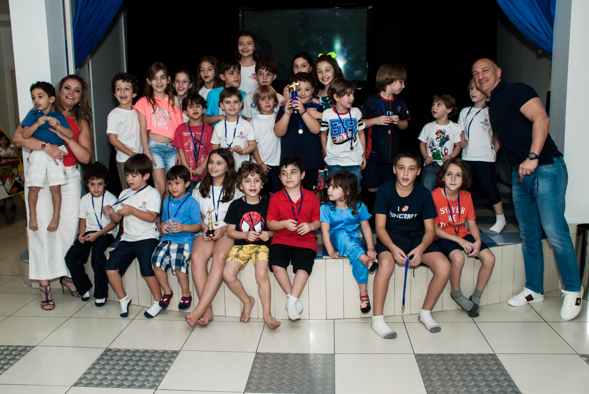 fotografia do time no Buffet Comics, Morumbi, São Paulo, aniversario de Felipe 6 anos, tema da festa dinossauros