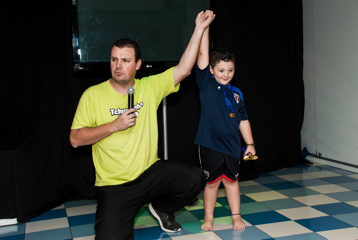 vencedor do jogo no Buffet Comics, Morumbi, São Paulo, aniversario de Felipe 6 anos, tema da festa dinossauros
