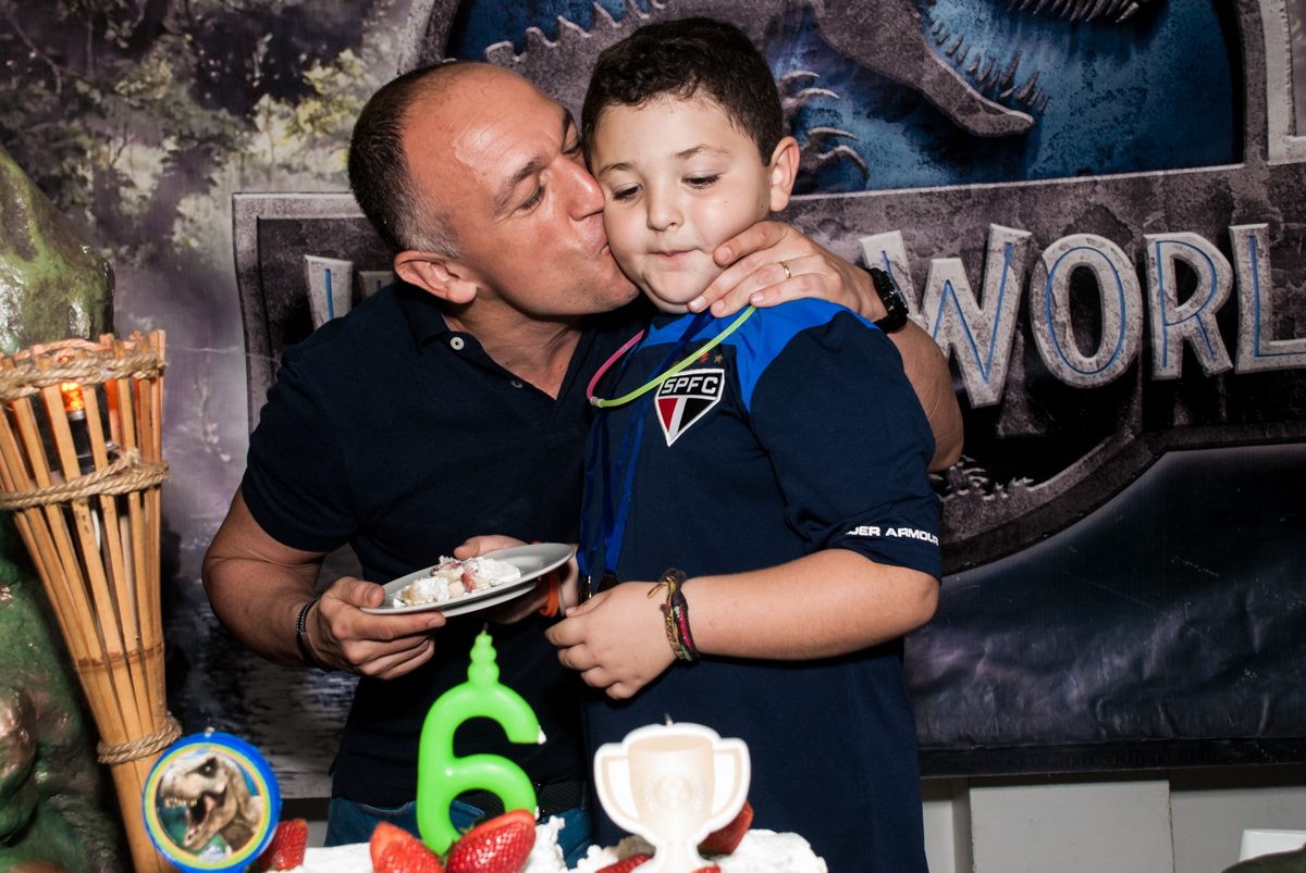 beijo carinhoso do papai no Buffet Comics, Morumbi, São Paulo, aniversario de Felipe 6 anos, tema da festa dinossauros