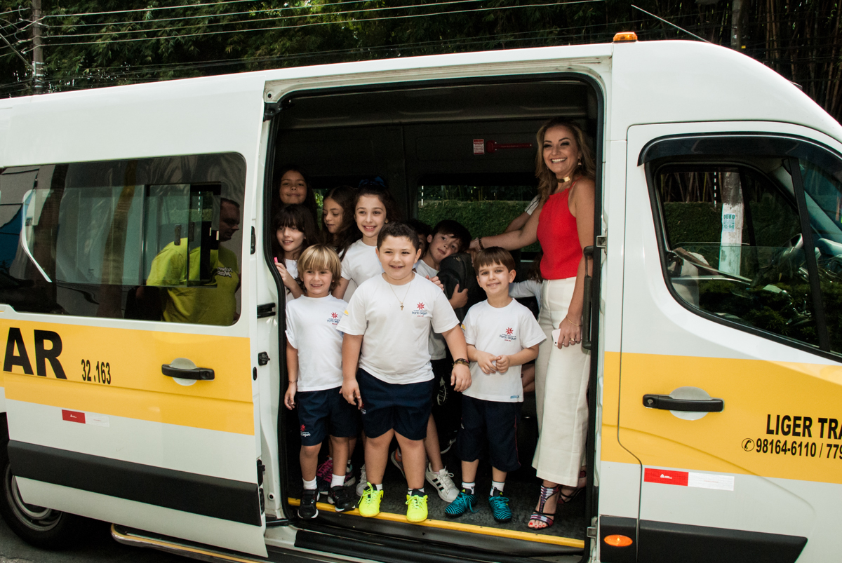 chegada dos alunos para a festa no Buffet Comics, Morumbi, São Paulo, aniversario de Felipe 6 anos, tema da festa dinossauros
