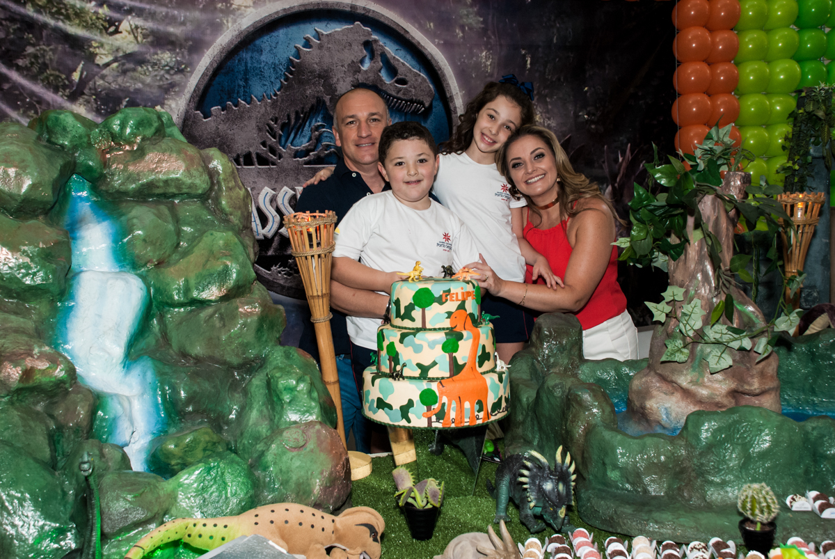 fotografia da família no Buffet Comics, Morumbi, São Paulo, aniversario de Felipe 6 anos, tema da festa dinossauros