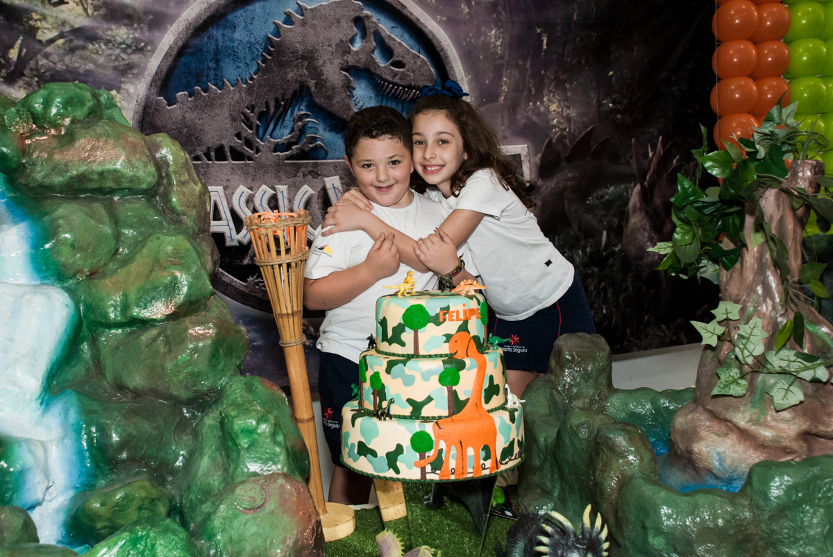 foto dos irmãos no Buffet Comics, Morumbi, São Paulo, aniversario de Felipe 6 anos, tema da festa dinossauros