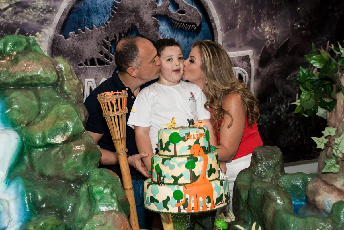 beijo sanduiche no aniversariante no Buffet Comics, Morumbi, São Paulo, aniversario de Felipe 6 anos, tema da festa dinossauros