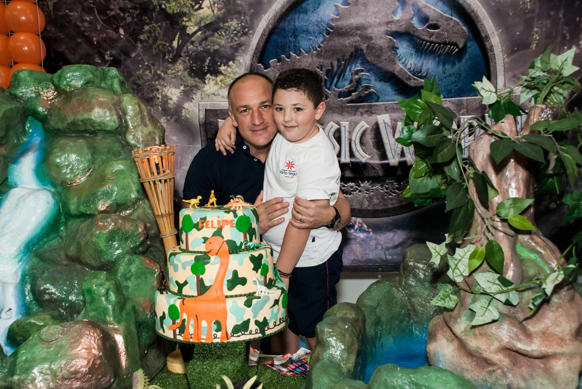 foto pai e filho no Buffet Comics, Morumbi, São Paulo, aniversario de Felipe 6 anos, tema da festa dinossauros