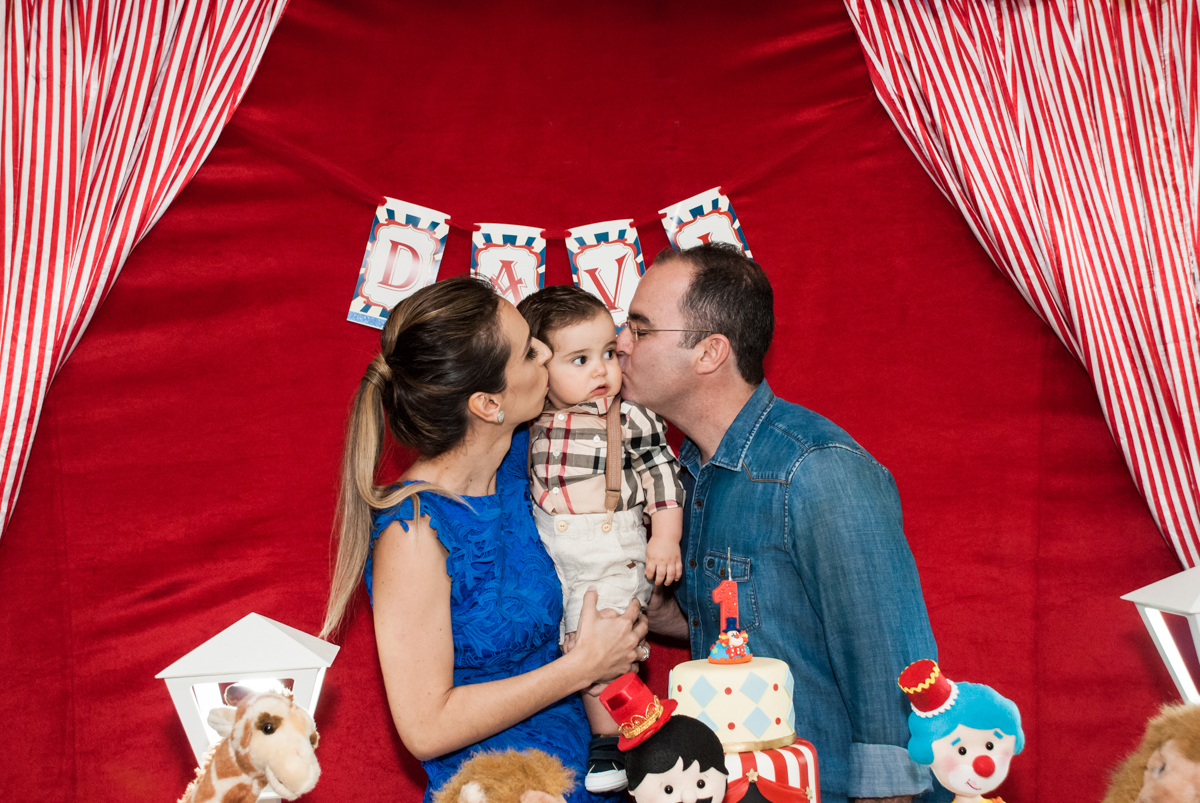 beijo sanduiche no aniversariante no buffet Toy