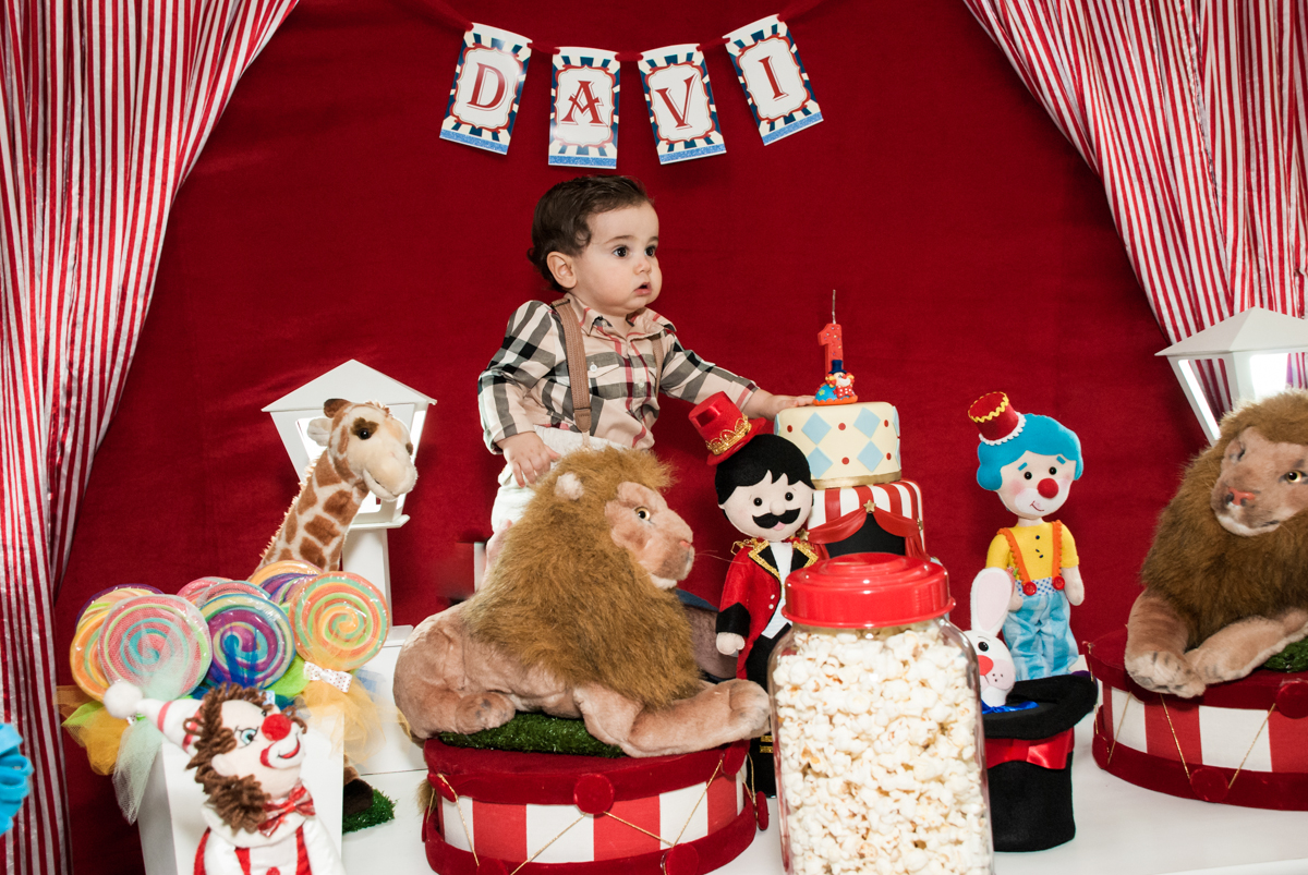 o aniversariante faz foto na mesa decorada no buffet Toy