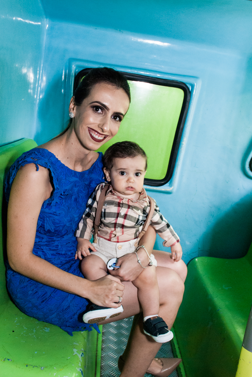 mãe e filho passeiam no monorreio no buffet Toy