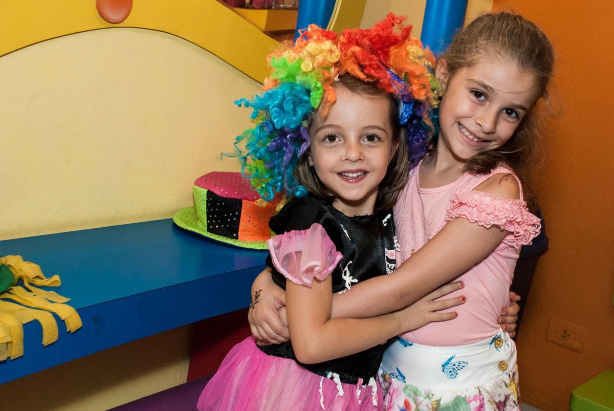 abraço carinhoso da amiga no buffet Toy