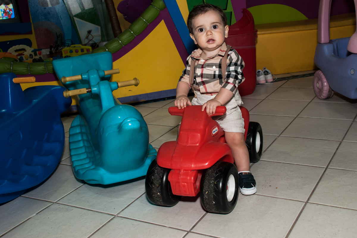 aniversariante se diverte com o  carrinho no buffet Toy