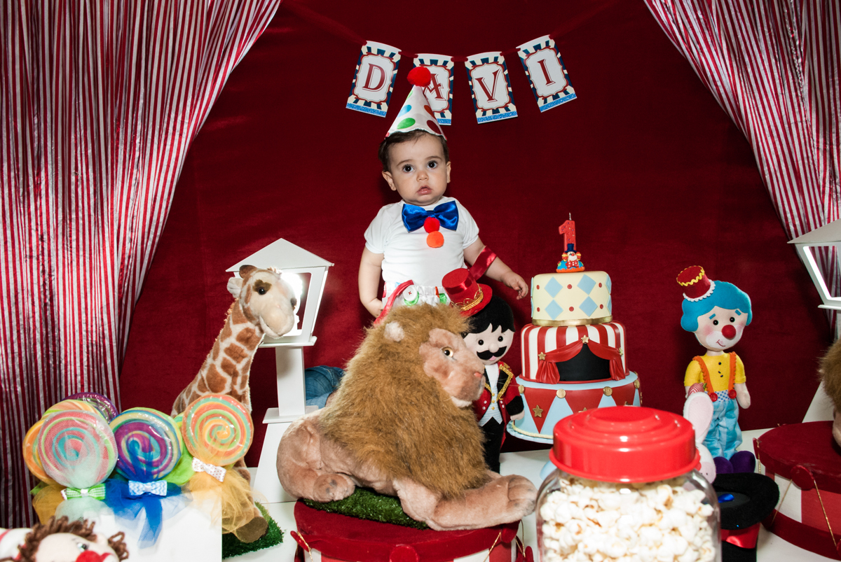 aniversariante se veste de palhaço no buffet Toy