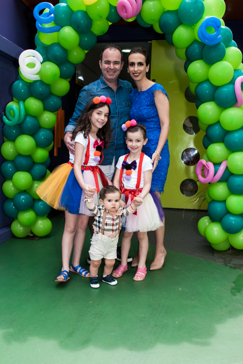 fotografia da familia no arco de bexigas no buffet Toy