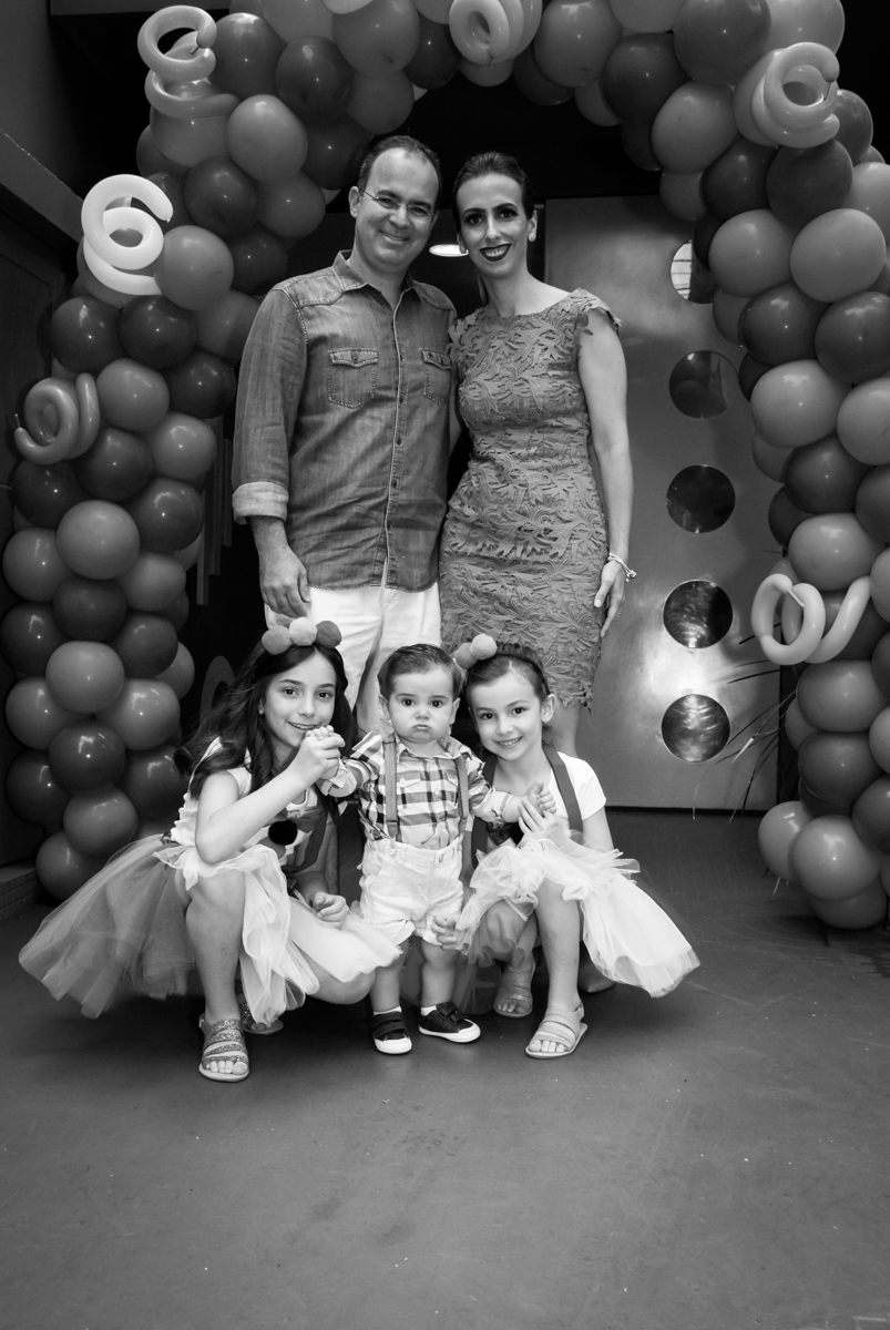 fotografia da família na frente do buffet Toy