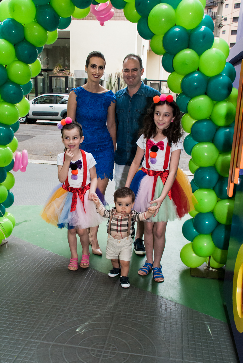 entrada da família para a festa no buffet Toy