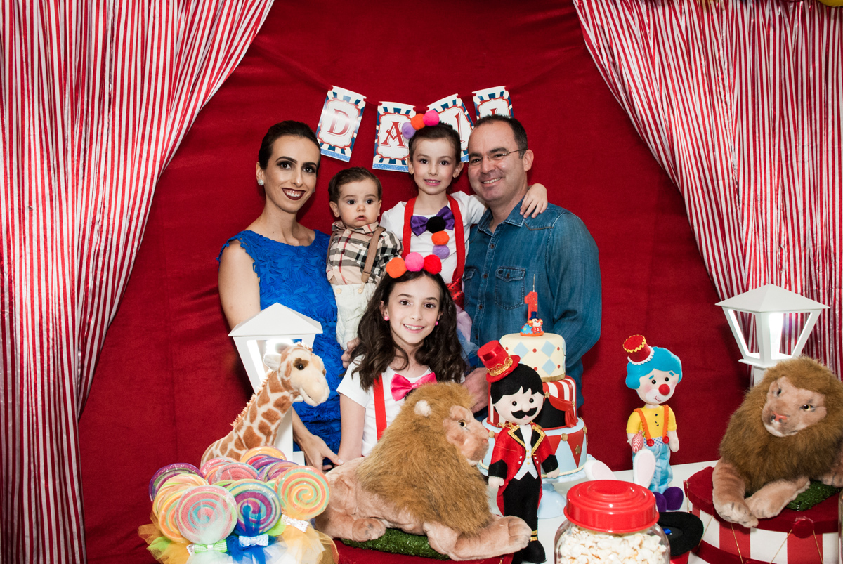 a família sendo fotografada na mesa decorada no buffet Toy