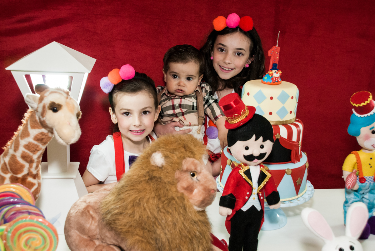 os irmãos posam para a foto no buffet Toy
