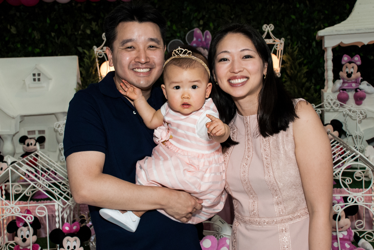 fotografia com os pais no Buffet Magic Joy, Saude São Paulo, aniversário de Gabriela 1 ano, tema da festa minie rosa