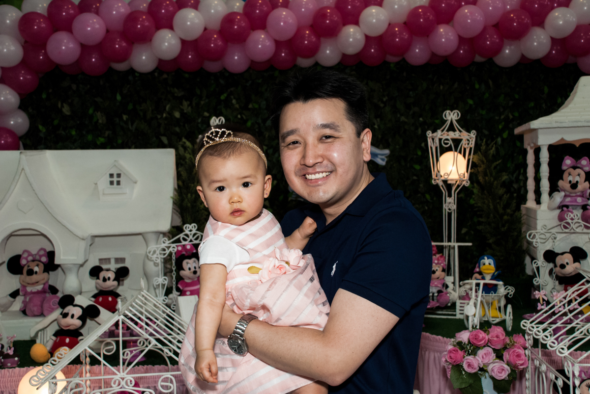 foto pai e filha no Buffet Magic Joy, Saude São Paulo, aniversário de Gabriela 1 ano, tema da festa minie rosa