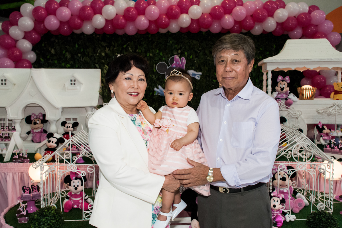 fotografia com os avós no Buffet Magic Joy, Saude São Paulo, aniversário de Gabriela 1 ano, tema da festa minie rosa