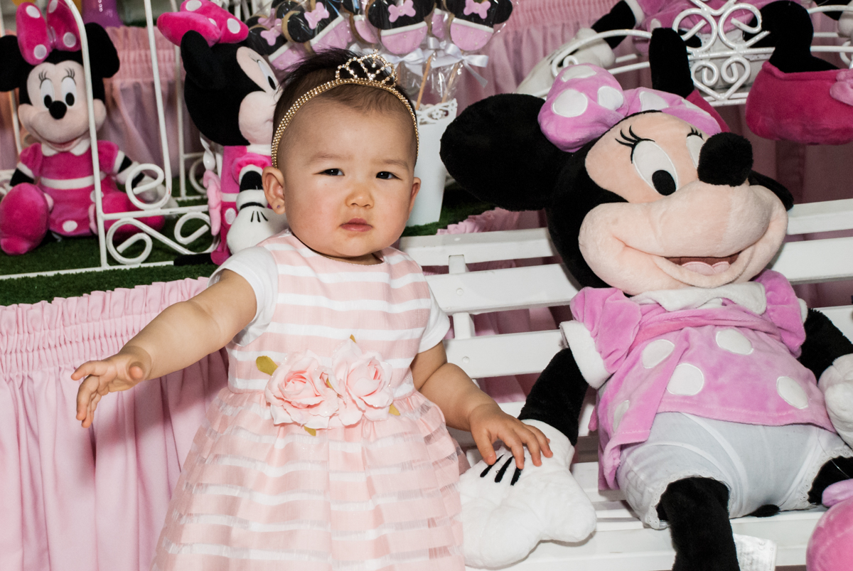 pose de princesa para a foto no Buffet Magic Joy, Saude São Paulo, aniversário de Gabriela 1 ano, tema da festa minie rosa