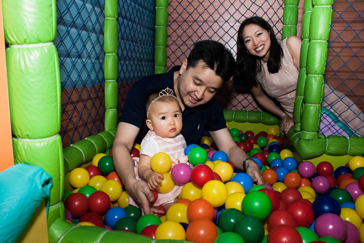 brincando na piscina de bolinhas no Buffet Magic Joy, Saude São Paulo, aniversário de Gabriela 1 ano, tema da festa minie rosa
