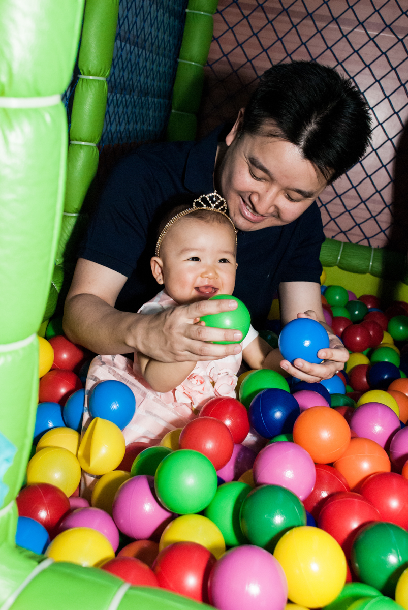 pai e filha brinca na piscina de bolinha no Buffet Magic Joy, Saude São Paulo, aniversário de Gabriela 1 ano, tema da festa minie rosa