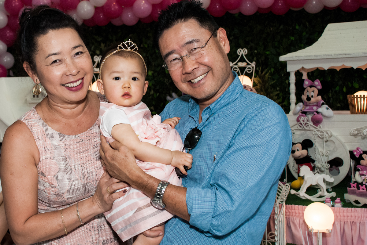 fotografia com o avô no Buffet Magic Joy, Saude São Paulo, aniversário de Gabriela 1 ano, tema da festa minie rosa
