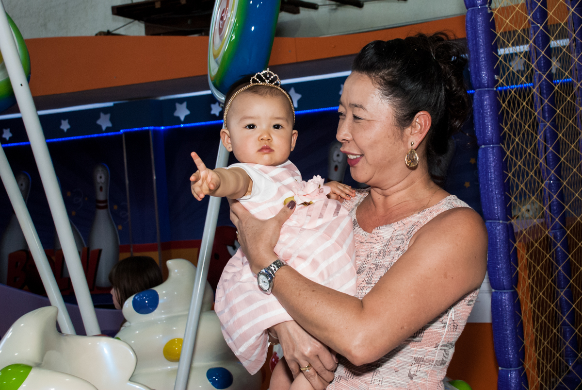 fotografia com a vovó no Buffet Magic Joy, Saude São Paulo, aniversário de Gabriela 1 ano, tema da festa minie rosa