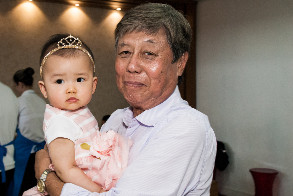 feliz no colo do vovô no Buffet Magic Joy, Saude São Paulo, aniversário de Gabriela 1 ano, tema da festa minie rosa