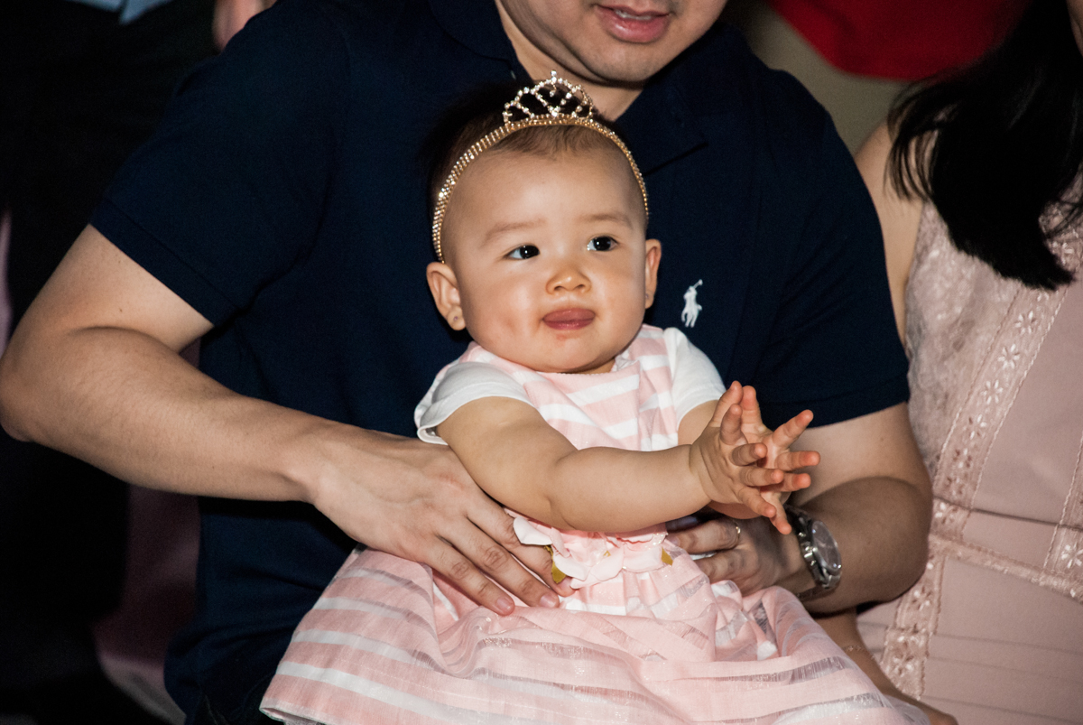 assistindo a retrospectiva no Buffet Magic Joy, Saude São Paulo, aniversário de Gabriela 1 ano, tema da festa minie rosa
