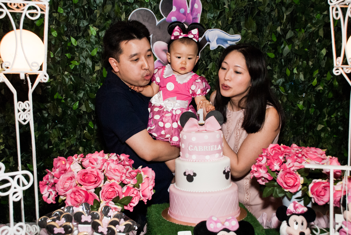soprando a vela do bolo no Buffet Magic Joy, Saude São Paulo, aniversário de Gabriela 1 ano, tema da festa minie rosa