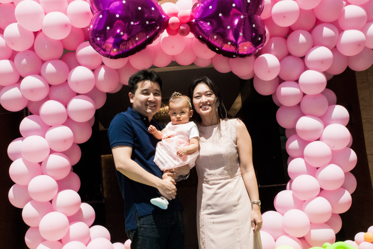 fotografia da família no Buffet Magic Joy, Saude São Paulo, aniversário de Gabriela 1 ano, tema da festa minie rosa