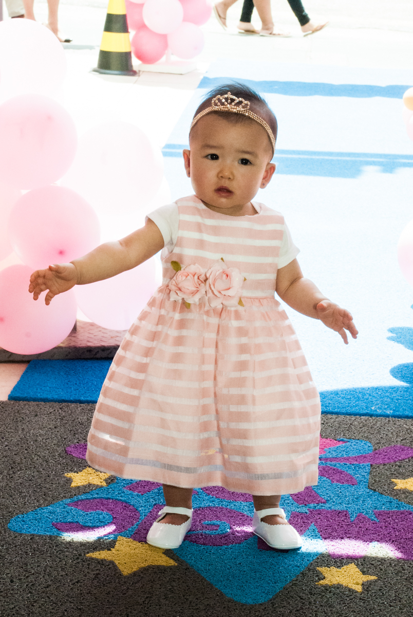 aniversariante dando os primeiros passos no Buffet Magic Joy, Saude São Paulo, aniversário de Gabriela 1 ano, tema da festa minie rosa