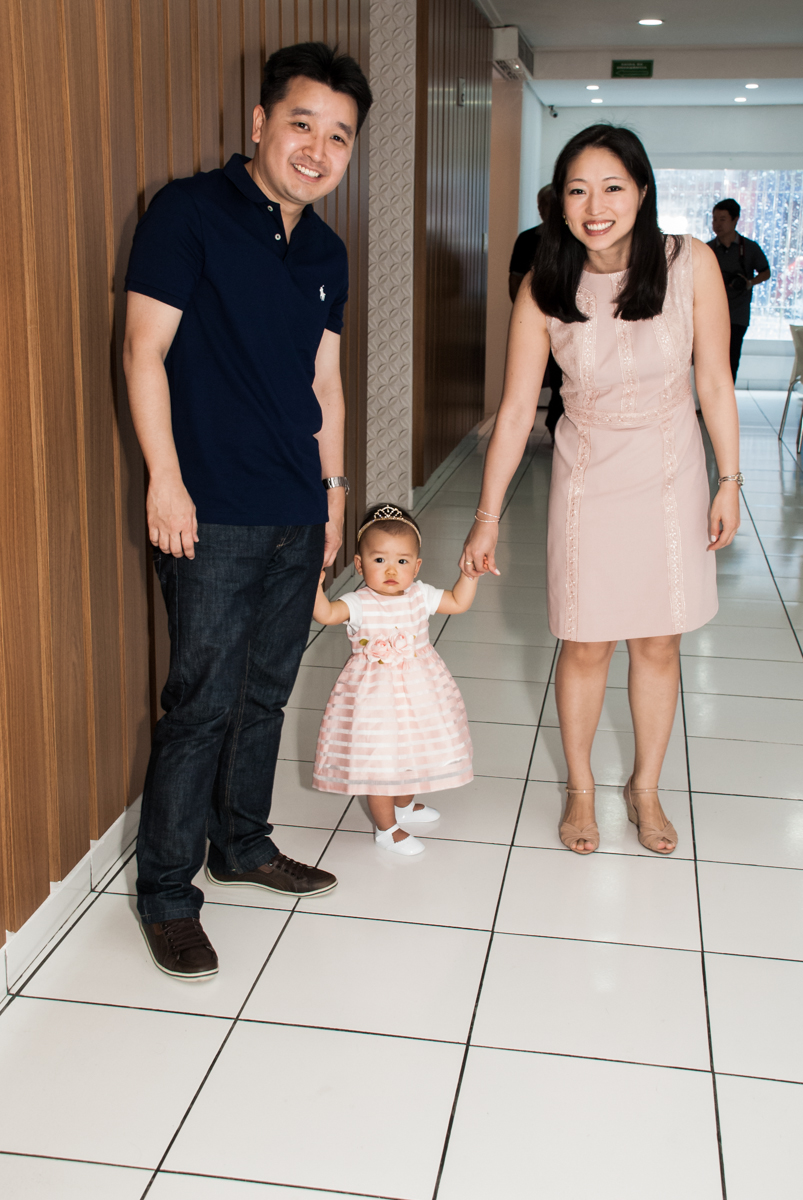 a aniversariante chega andando no Buffet Magic Joy, Saude São Paulo, aniversário de Gabriela 1 ano, tema da festa minie rosa