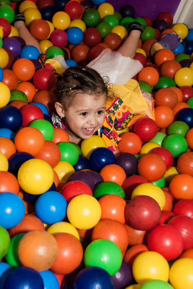 piscina de bolinhas divertida no Buffet Lacorte, Tatuapé, São Paulo aniversário de Luiza 3 anos, tema da festa A Bela e a Fera