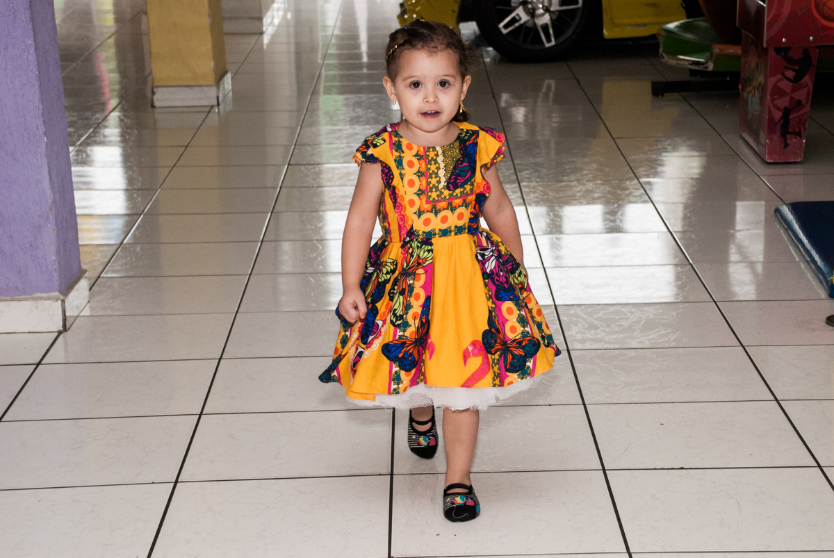 passeando pelo salão no Buffet Lacorte, Tatuapé, São Paulo aniversário de Luiza 3 anos, tema da festa A Bela e a Fera