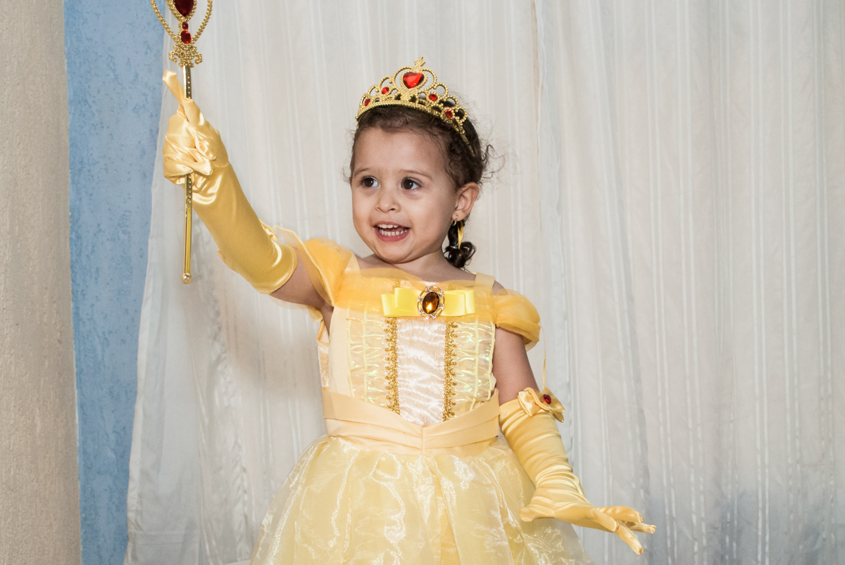 hora de cantar parabéns no Buffet Lacorte, Tatuapé, São Paulo aniversário de Luiza 3 anos, tema da festa A Bela e a Fera