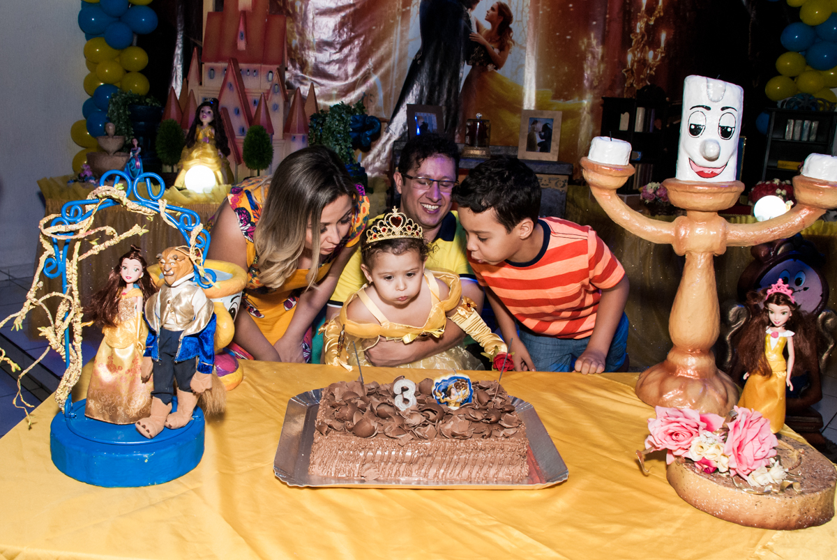 soprando a vela do bolo no Buffet Lacorte, Tatuapé, São Paulo aniversário de Luiza 3 anos, tema da festa A Bela e a Fera