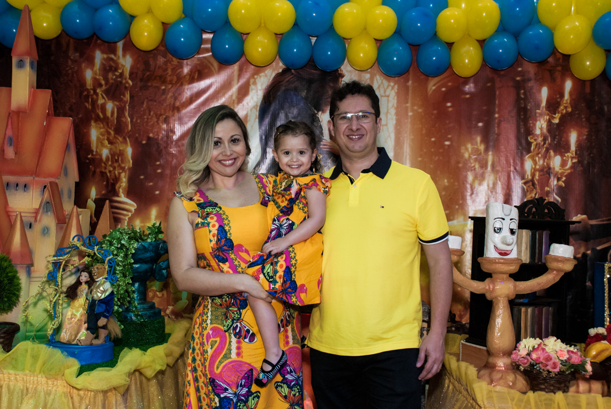 fotografia da família no Buffet Lacorte, Tatuapé, São Paulo aniversário de Luiza 3 anos, tema da festa A Bela e a Fera