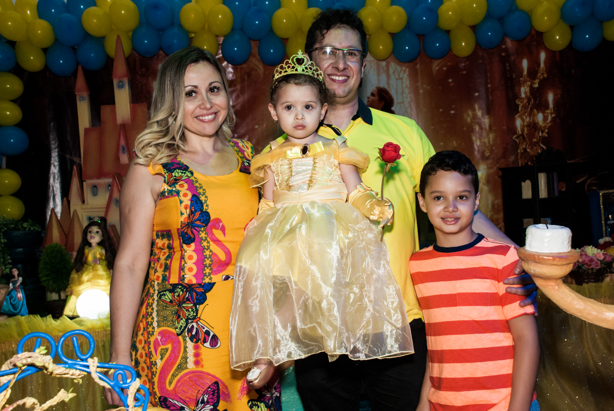 fotografia da família na mesa decorada no Buffet Lacorte, Tatuapé, São Paulo aniversário de Luiza 3 anos, tema da festa A Bela e a Fera