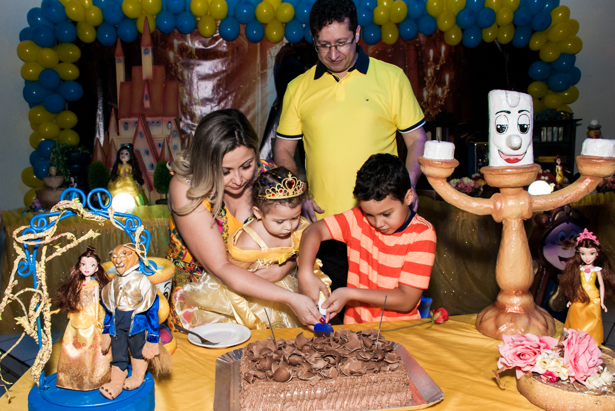 cortando o primeiro pedaço do bolo no Buffet Lacorte, Tatuapé, São Paulo aniversário de Luiza 3 anos, tema da festa A Bela e a Fera