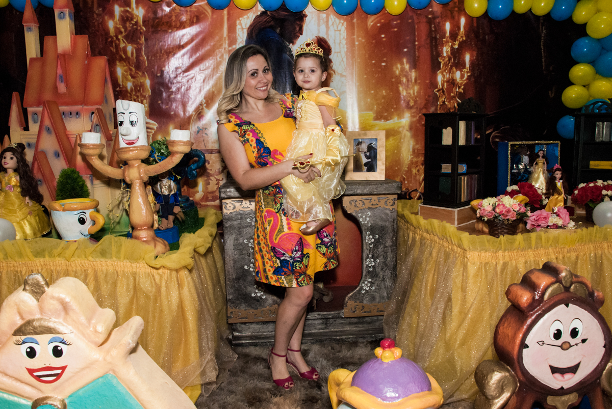 aniversariante feliz no colo da mãe no Buffet Lacorte, Tatuapé, São Paulo aniversário de Luiza 3 anos, tema da festa A Bela e a Fera