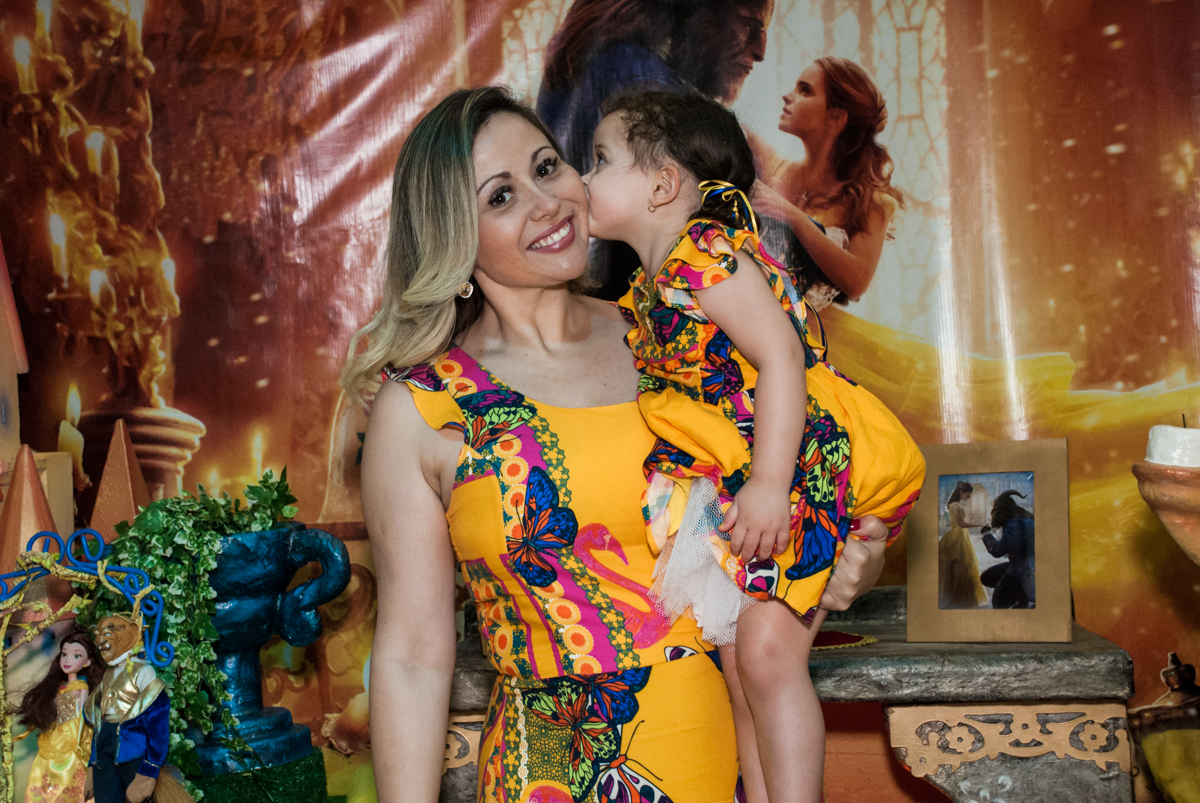 ganhando beijinho da aniversariante no Buffet Lacorte, Tatuapé, São Paulo aniversário de Luiza 3 anos, tema da festa A Bela e a Fera