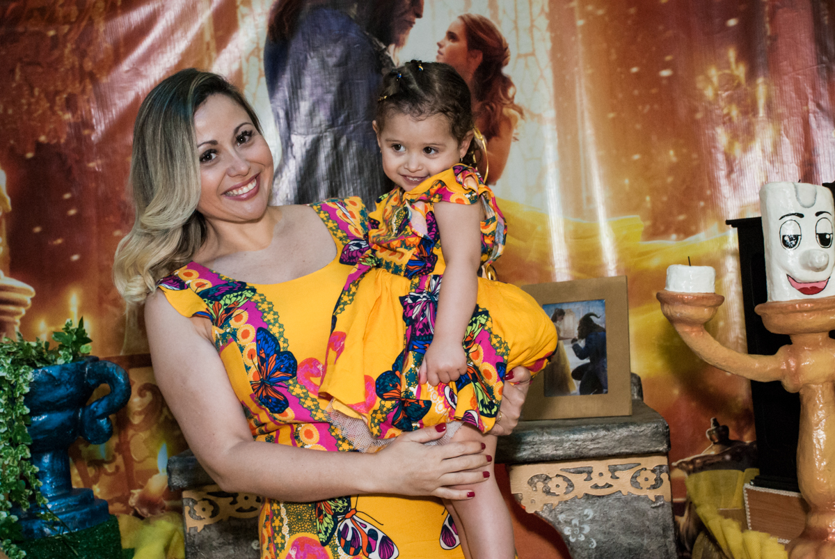 mãe e filha faz foto na mesa decorada no Buffet Lacorte, Tatuapé, São Paulo aniversário de Luiza 3 anos, tema da festa A Bela e a Fera
