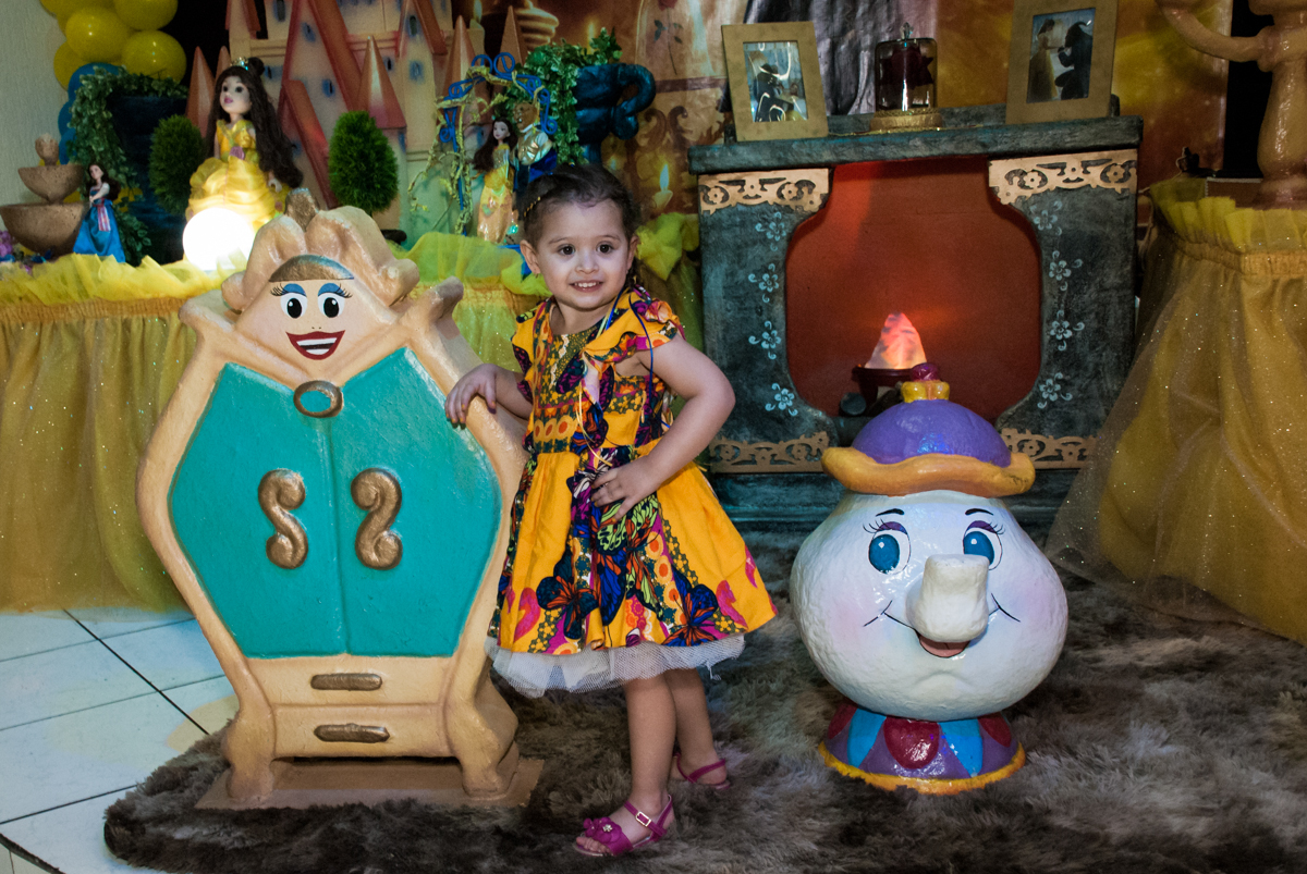 posando para a foto no Buffet Lacorte, Tatuapé, São Paulo aniversário de Luiza 3 anos, tema da festa A Bela e a Fera