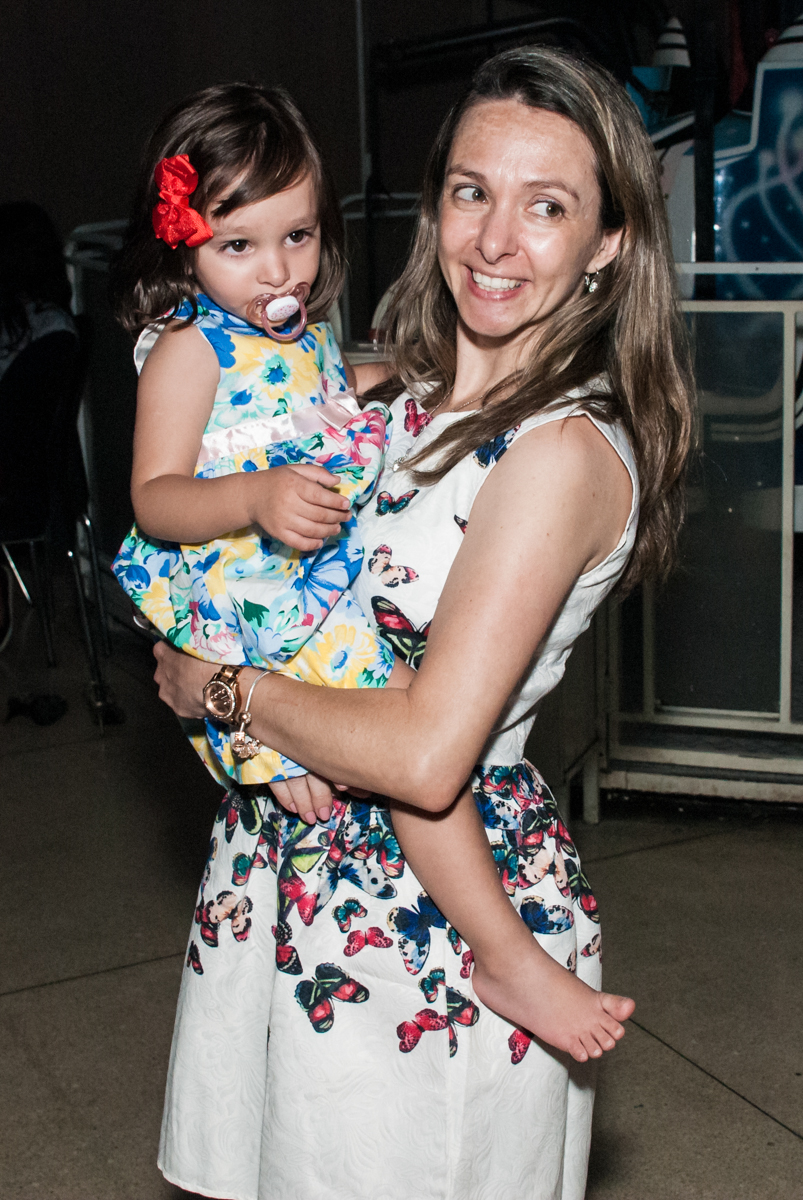 foto mãe e filha no Buffet Planeta Kids, aniversário de Gustavo 10 anos, tema da festa Barcelona