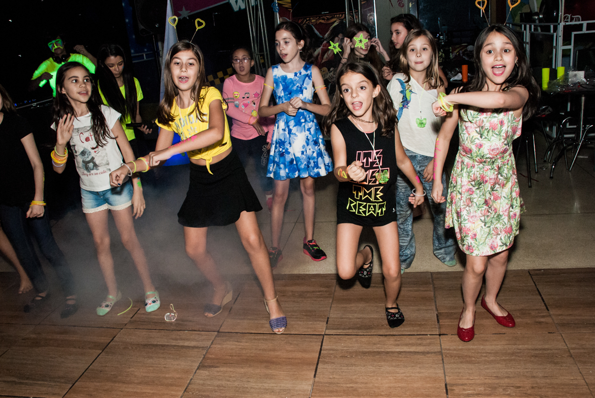curtição na balada animada no Buffet Planeta Kids, aniversário de Gustavo 10 anos, tema da festa Barcelona
