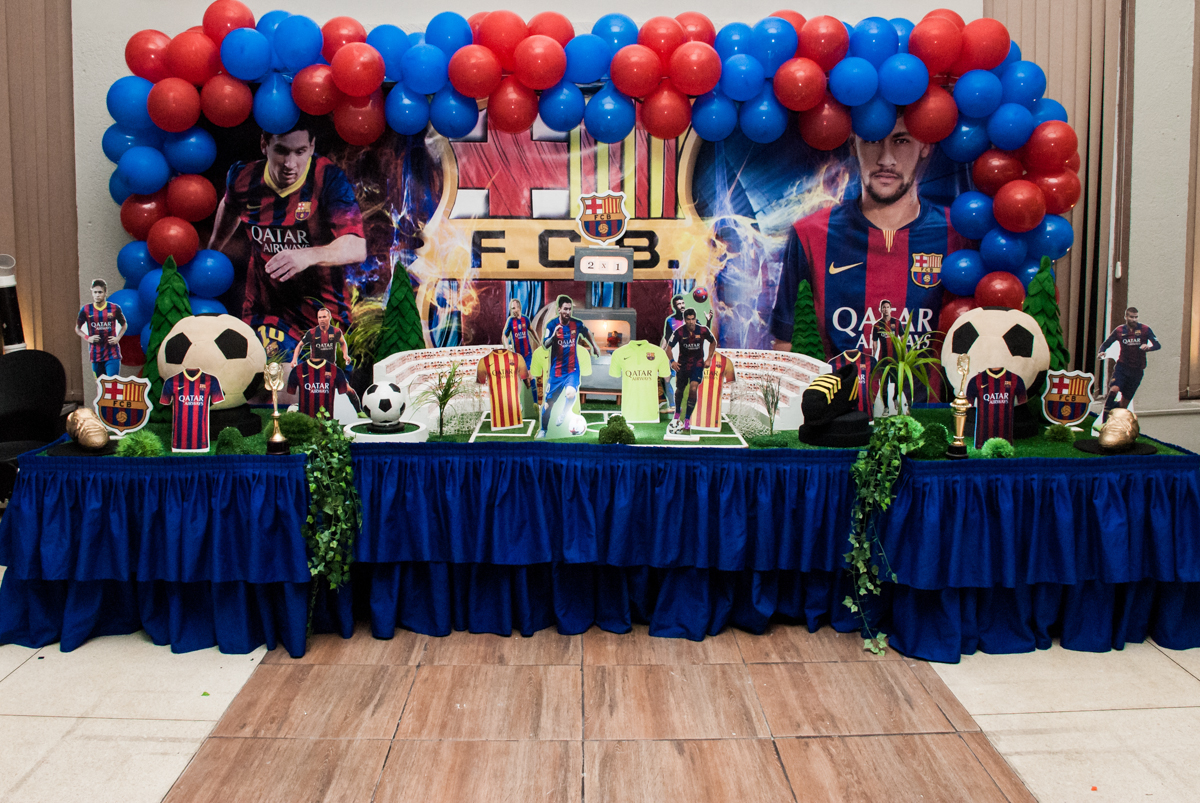 mesa decorada no Buffet Planeta Kids, aniversário de Gustavo 10 anos, tema da festa Barcelona