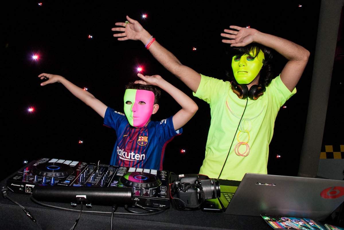 DJ anima a festa no Buffet Planeta Kids, aniversário de Gustavo 10 anos, tema da festa Barcelona