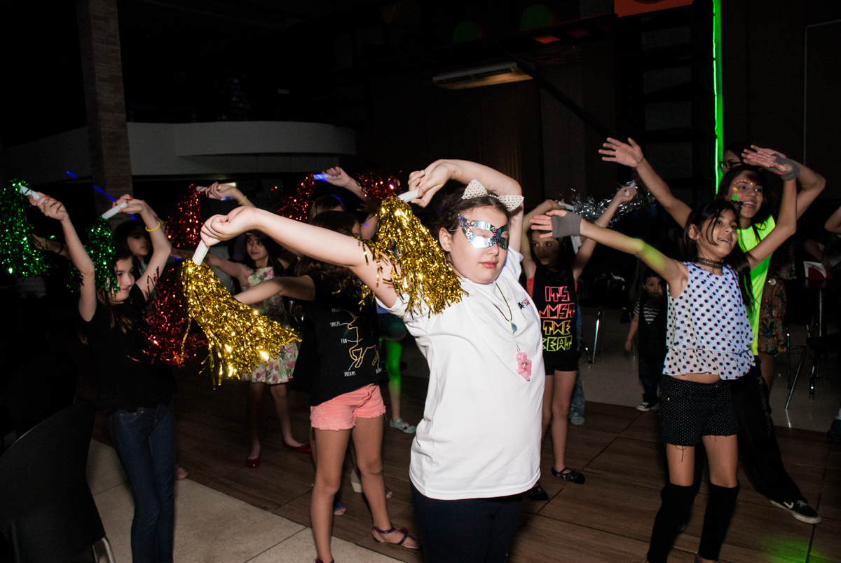 amigas curtem a balada animada no Buffet Planeta Kids, aniversário de Gustavo 10 anos, tema da festa Barcelona