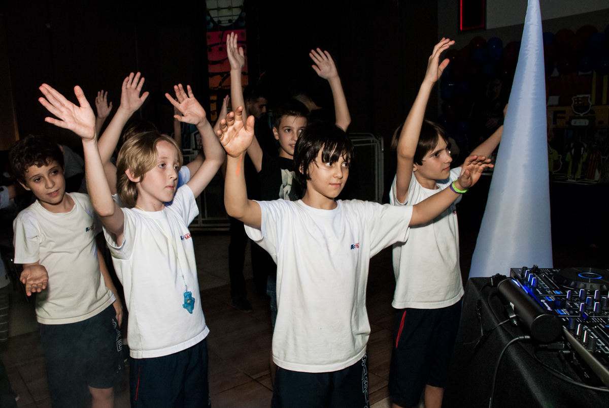 Os amigos também curtem a balada animada no Buffet Planeta Kids, aniversário de Gustavo 10 anos, tema da festa Barcelona